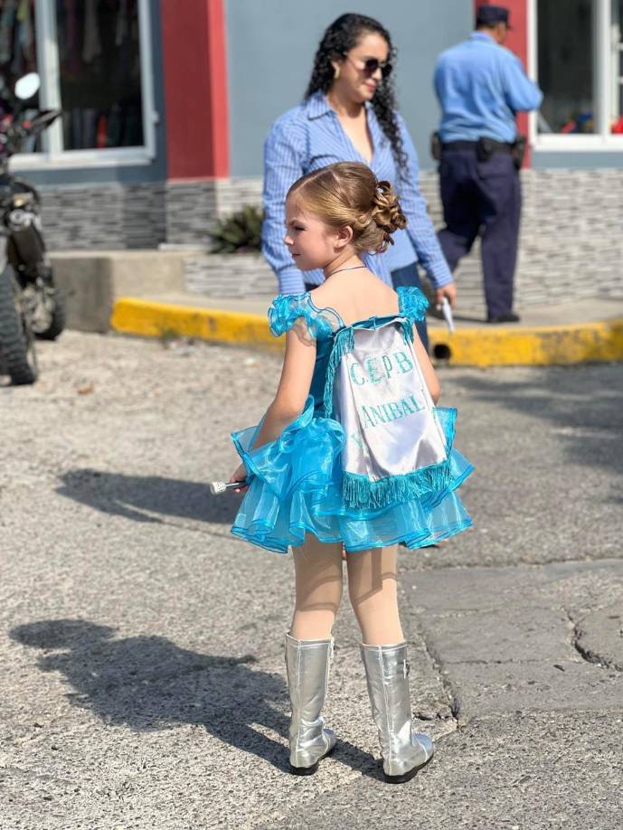 En las redes sociales, la belleza y carisma de Alanita han acaparado la atención de la población hondureña, convirtiéndola en una verdadera sensación.