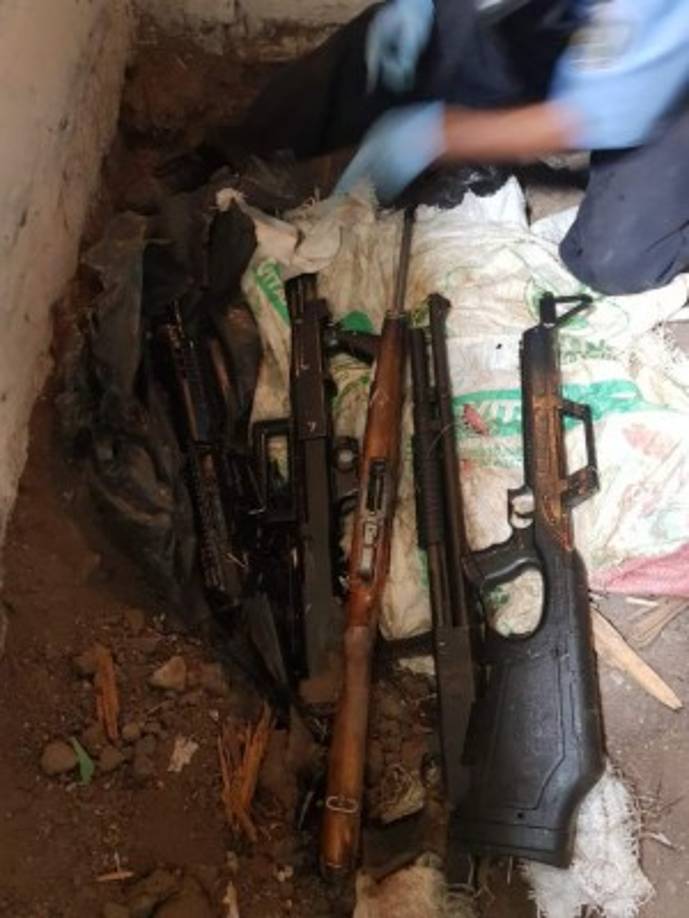 La Policía también detuvo a tres personas, quienes supuestamente asaltan con las armas que estaban escondidas.