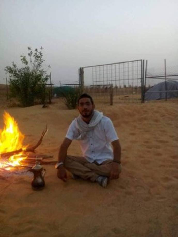 Cuando residia en Damasco era un estudiante universitario hasta que decidió salir de su país a causa de la guerra.