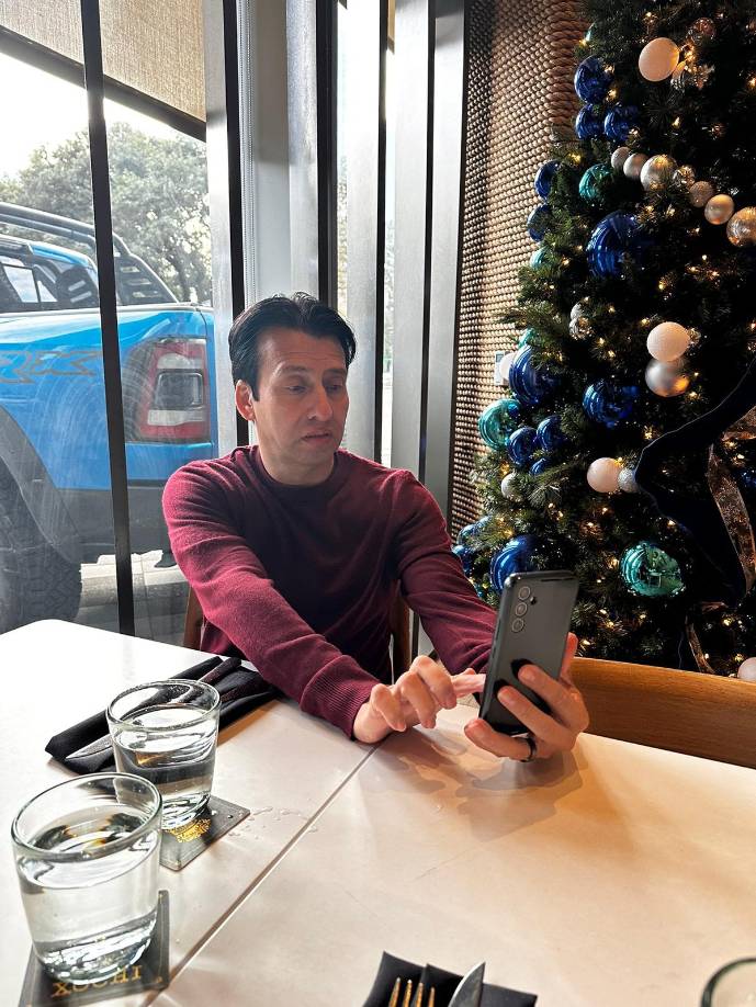 Este era el tercer viaje de Francis a Estados Unidos, pero contrario a los primeros dos, en esta ocasión le había pedido a su familia que quería que lo fueran a recibir al aeropuerto. Su familia lo toma como un presentimiento.