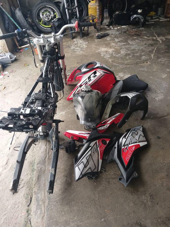 Vista de una de las motocicletas despedazada en el taller intervenido por la DPI.