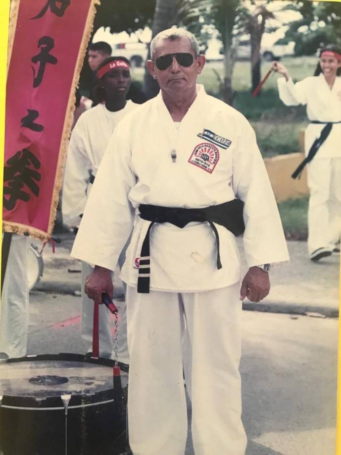Modesto Montoya, maestro de física y karate del instituto Manuel Bonilla, todo un personaje ceibeño del deporte. Falleció el 26 de septiembre de 2022. 