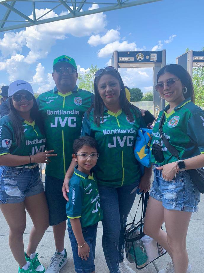 Los fanáticos verdolagas se presentaron al recinto para disfrutar de una tarde de fútbol con los equipos hondureños. 