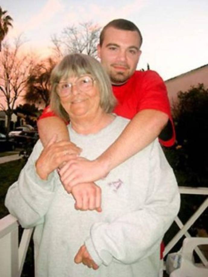 Para unos la edad no importa... ¡¿pero y el parentesco?! Pearl Carter está positivamente radiante de alegría. Ella tiene un nuevo novio guapo, está disfrutando de una vida sexual activa después de muchos años de celibato y, sorprendentemente, se prepara para ser madre de nuevo. Lo que hace que su decisión para convertirse en una mamá de nuevo, incluso más chocante es que su nuevo novio es su nieto biológico, de 26 años de edad, Phil Bailey.