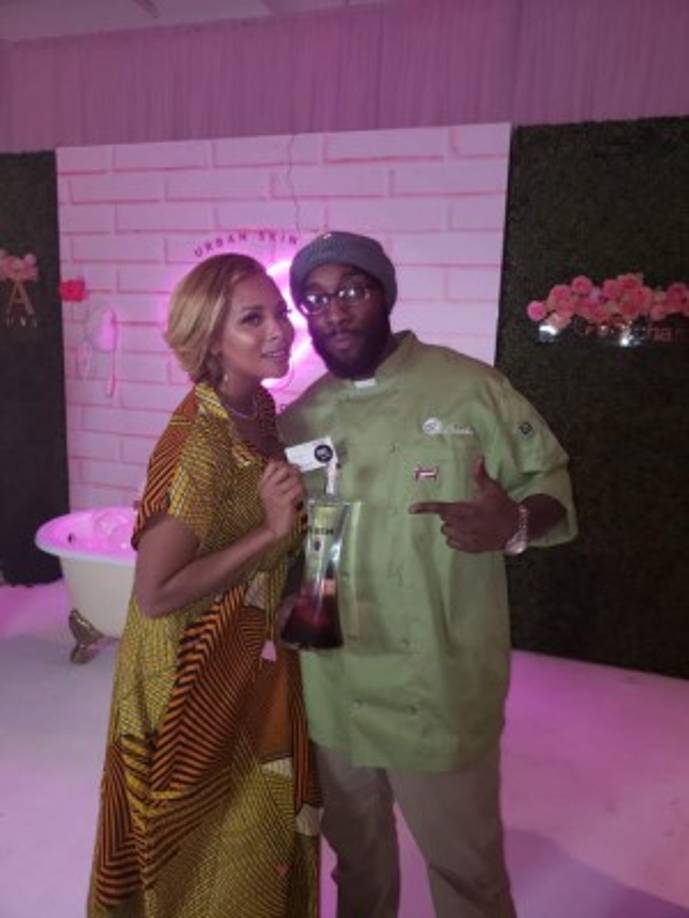 La modelo, presentadora de televisión y actriz Eva Marcille con Antwoin Gutiérrez. “Regresé a casa a los 24 años sabiendo que no deseaba terminar mi vida de esta manera, me prometí no volver a la cárcel, a no desperdiciar más mi tiempo, e inmediatamente me inscribí en un taller de entrenamiento con la idea de obtener un empleo. Mi deseo era estar ocupado, pero nunca planeé convertirme en un chef, se me dio la oportunidad y la tomé con la idea de mantenerme lejos de los problemas. El primer día aprendí a hacer pan, pasteles de café y pan de banano”, asegura Antwoin. <br/><br/>