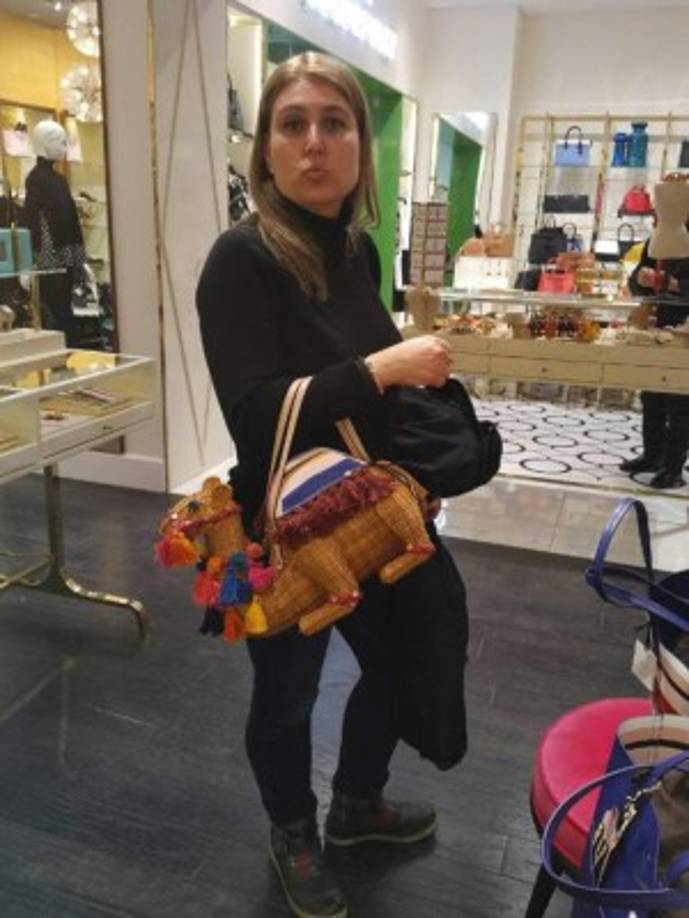 Una bolsa de mano estilo de camello forma parte de su colección.