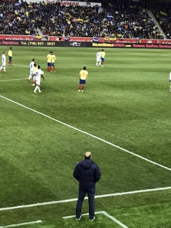 Fabián Coito siguió a pie de campo su partido debut con Honduras ante Ecuador.