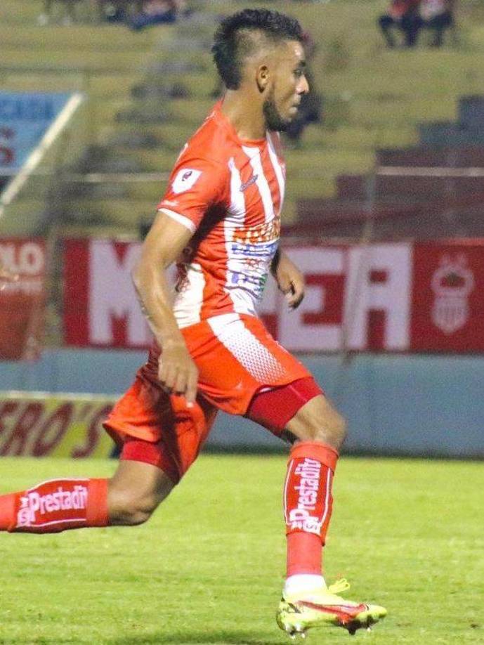 Bombazo. El Motagua le ha lanzado una oferta al futbolista hondureño Carlos Horacio Argueta: “La verdad es que se comunicaron conmigo, estoy agradecido con ellos por el interés, vamos a ver la oferta del Vida porque lo tengo como prioridad pero tendré que ver qué pasa”, declaró en Diario Diez.