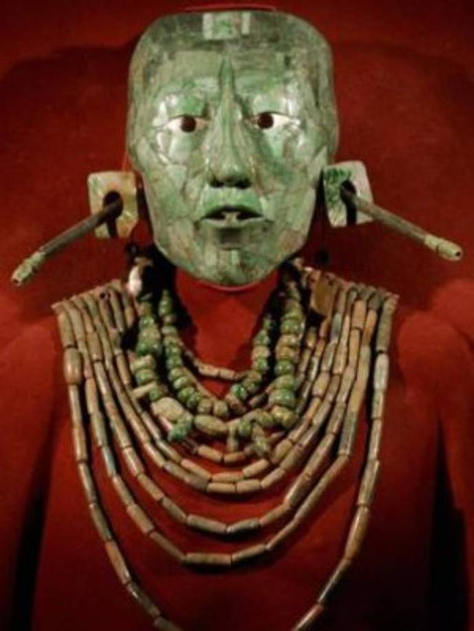 Los restos de la Reina Roja se exhiben en el mismo museo donde se encuentra la máscara de Pakal el Grande, un rey 'que le dio gran renombre a Palenque con una fuerte campaña militar', según BBC.<br/>