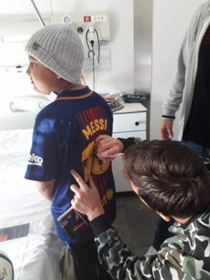 Messi le autografió la camiseta con su nombre al niño catracho.