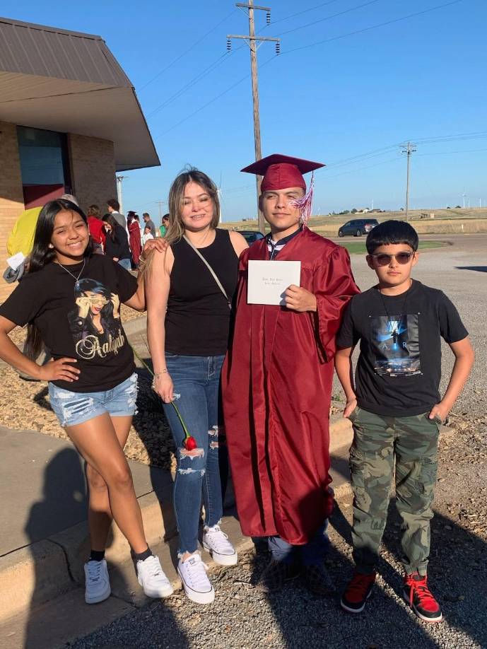 Los documentos judiciales muestran que Olmos había golpeado a su esposa y se le ordenó no tener contacto con ella ni con los niños, además de tomar un curso de educación sobre el alcohol.