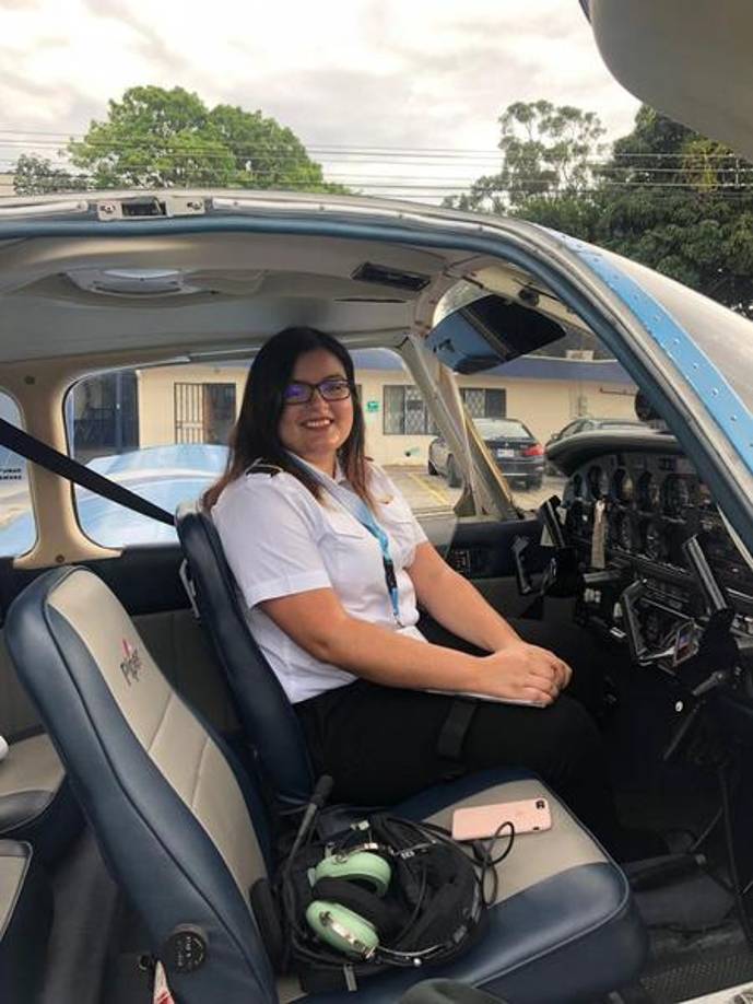 Mora se graduó como piloto en 2020 y copilotaba la aeronave tipo Cessna junto a Miranda.