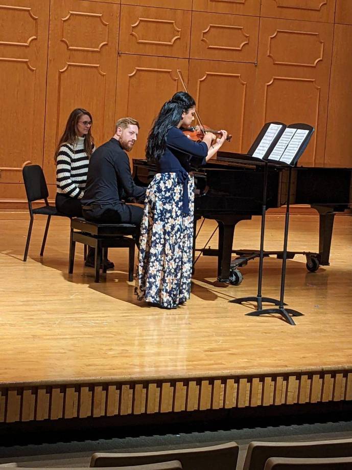 Durante su estadía en Estados Unidos, la hondureña a sobresalido por su talento y disciplina, teniendo la oportunidad de participar en importantes eventos y tocar junto a sus dos hermanas.
