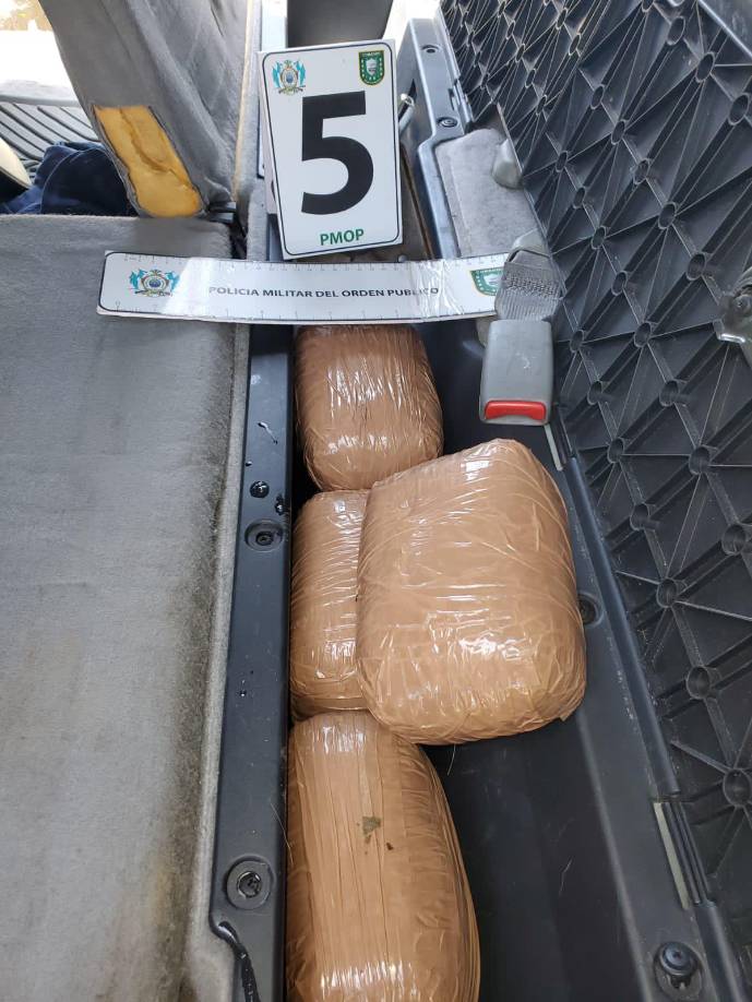 Al momento de captura le decomisaron armas, droga, dinero, chaleco antibalas y un vehículo.