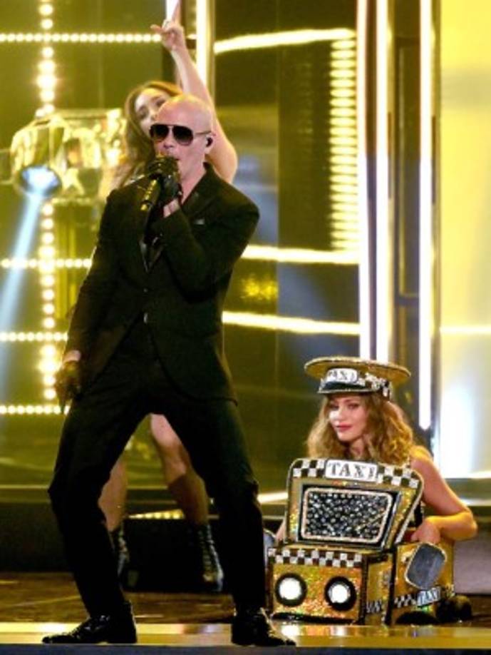 El cubanoamericano presentó a Sofía Vergara mientras cantaba el éxito del año en español: 'El taxi'.