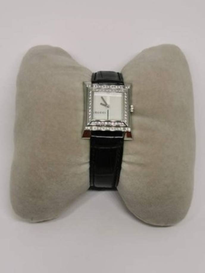 Entre los objetos más baratos se encuentra un reloj de la marca Gucci, con un precio de salida de 10,200 pesos (537,72 dólares).