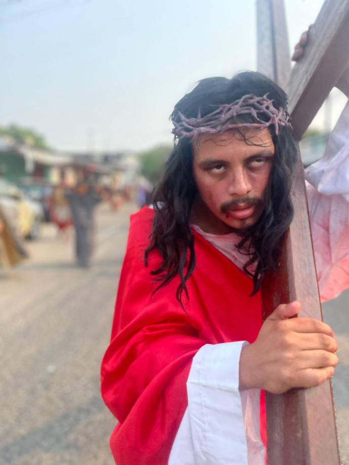 Personas de todas las edades participaron en el camino de la cruz y familias completas reflexionaron en cada una de las 14 estaciones.