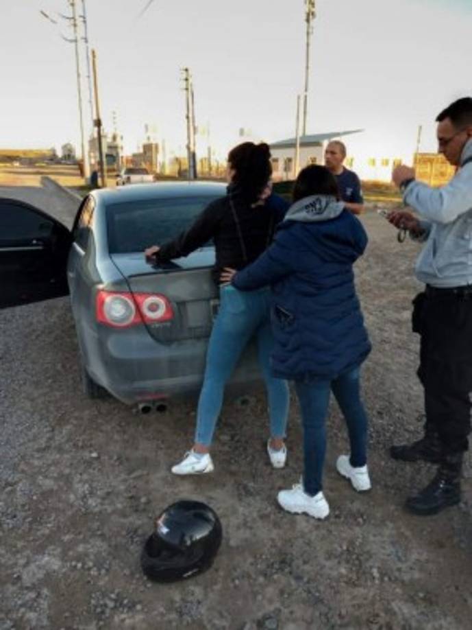 Horas antes, la víctima había realizado la denuncia. Y cuando recibió el llamado, en realidad atendió la policía, que se hizo pasar por él y pactó un encuentro para entregar la suma de 100 mil pesos (mil dólares).