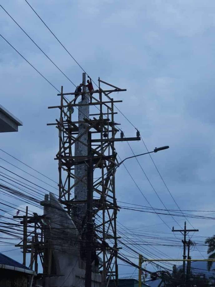 Los trabajos para construir el obelisco iniciaron en diciembre de 2022 con la demolición de la Cruz del Perdón que había originalmente, incrustada en el cerco de la escuela parroquial San Isidro. En el mismo sitio se erigió la nueva y monumental obra. 