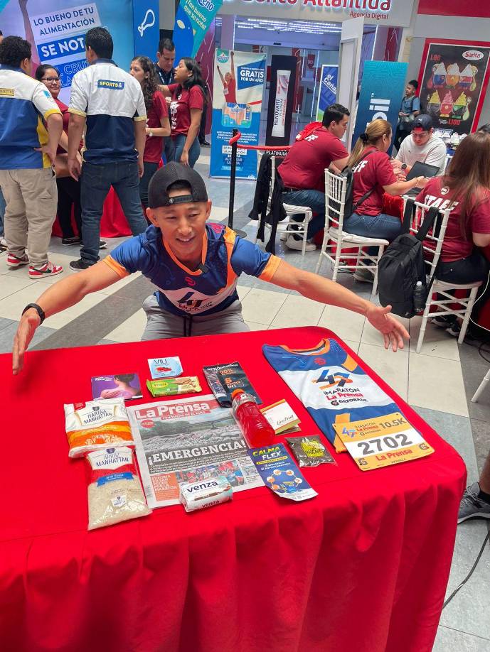 Shin Fujiyama mostró el kit para la Maratón de Diario LA PRENSA.