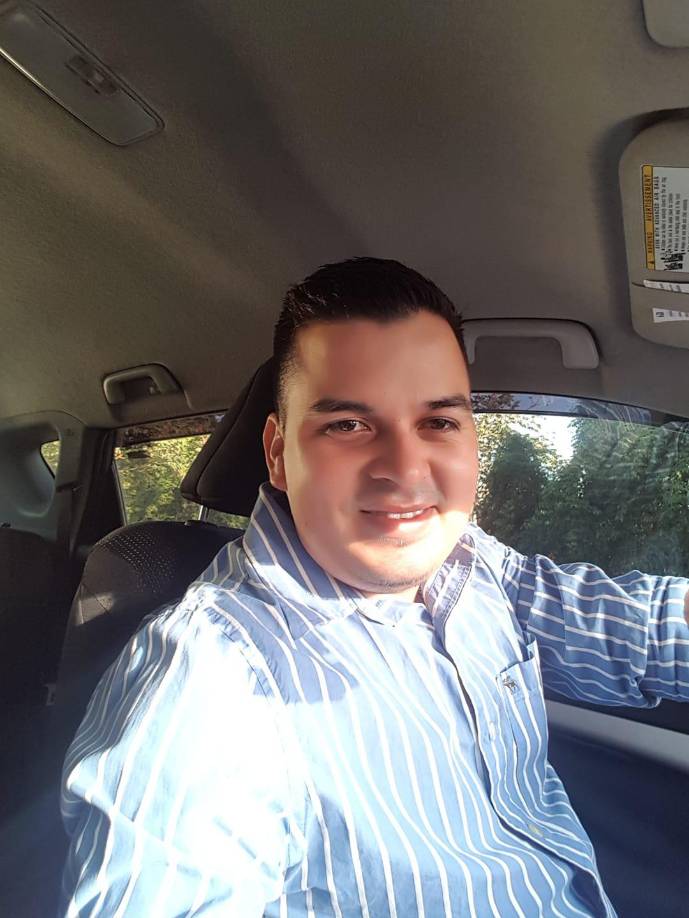 El cuerpo sin vida del supuesto taxista quedó ensangrentado y tendido a la orilla del pavimento, a unos metros del vehículo en el que se conducía: un Pontiac, Vibe, color gris, con placas HAB 9957.