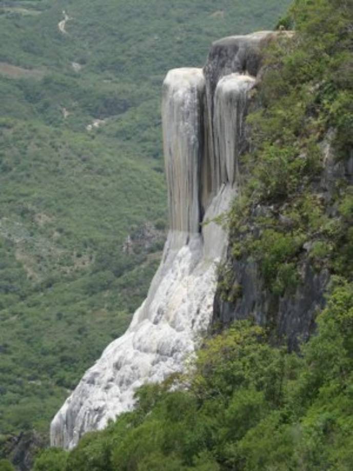 Cataratas Petrificadas: Situadas en el Valle de Mitla, a unos 80 Km de la ciudad de Oaxaca (México), estás increíbles cataratas compuestas de carbonato de sodio y magnesio con vetas de azufre, fueron formadas hace miles de años por la filtración de las aguas termales, ricas en minerales, del manantial situado en su cima. El manantial se aprovechó para formar una gran alberca que actualmente funciona como balneario natural por sus aguas termales.