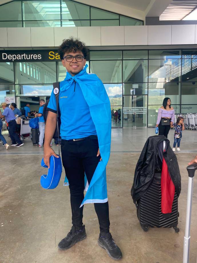 Detalló que el vuelo partiría del aeropuerto Palmerola a las 8:10 pm y llegaría a Madrid a la 1:37 pm, hora de España.