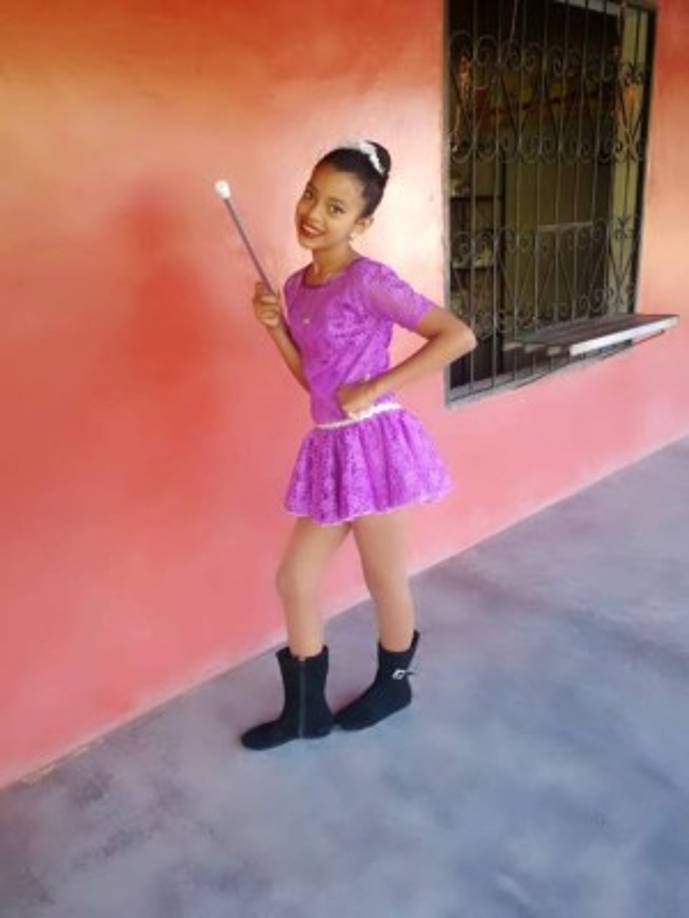 Tania Martínez defilando palillona del Instituto josé Trinidad Cabañas - Olanchito, Yoro.