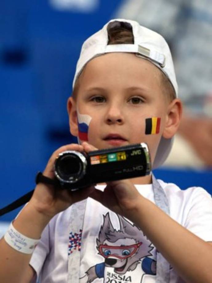 Este niño llegó al estadio con su cámara de video.