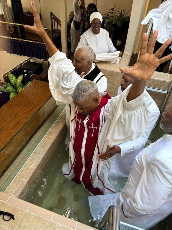 “Pensé, voy a entregarme a Dios, lo que sea que eso signifique”, dijo.La decisión de Washington de convertirse en ministro no es sorprendente para aquellos que lo conocen bien. Su padre fue pastor en la misma denominación, y Denzel ha mantenido una conexión profunda con la iglesia a lo largo de su vida. 