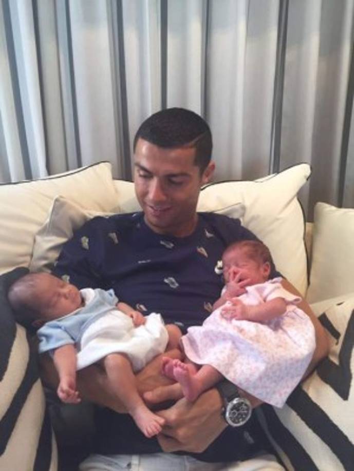 El astro de fútbol del Real Madrid, Cristiano Ronaldo celebró el nacimiento de sus gemelos Eva y Mateo el 9 de junio, a través del método de subrogación. Siendo estos los nuevos hijitos del atleta portugués, quien ya era padre de Cristiano Jr.