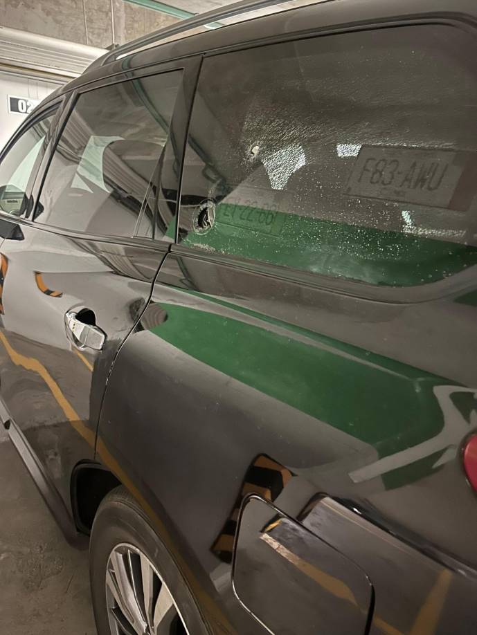 “Informo que hace unos momentos mi camioneta en la que iba a bordo acaba de recibir varios disparos. Denunciaremos este atentado, me quieren callar”, escribió en X.