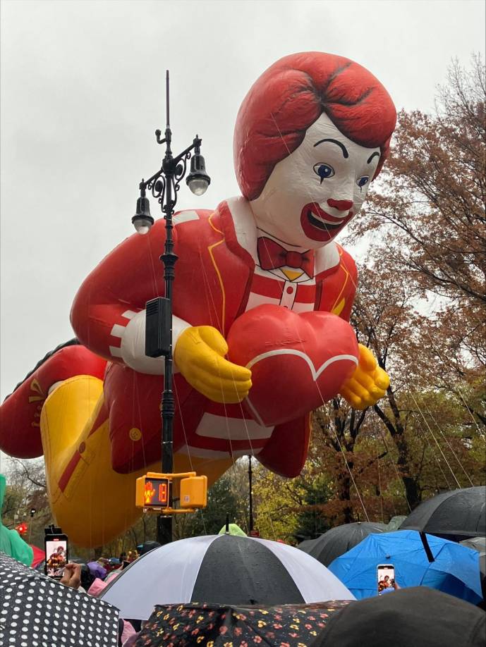 El desfile se realizó bajo la lluvia, pero las bajas temperaturas en Nueva York no desanimaron a los miles de asistentes al evento.