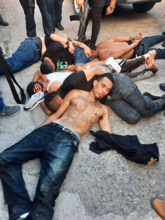 ¡Tenían un arsenal! Mareros se enfrentan a tiros con policías en Tegucigalpa