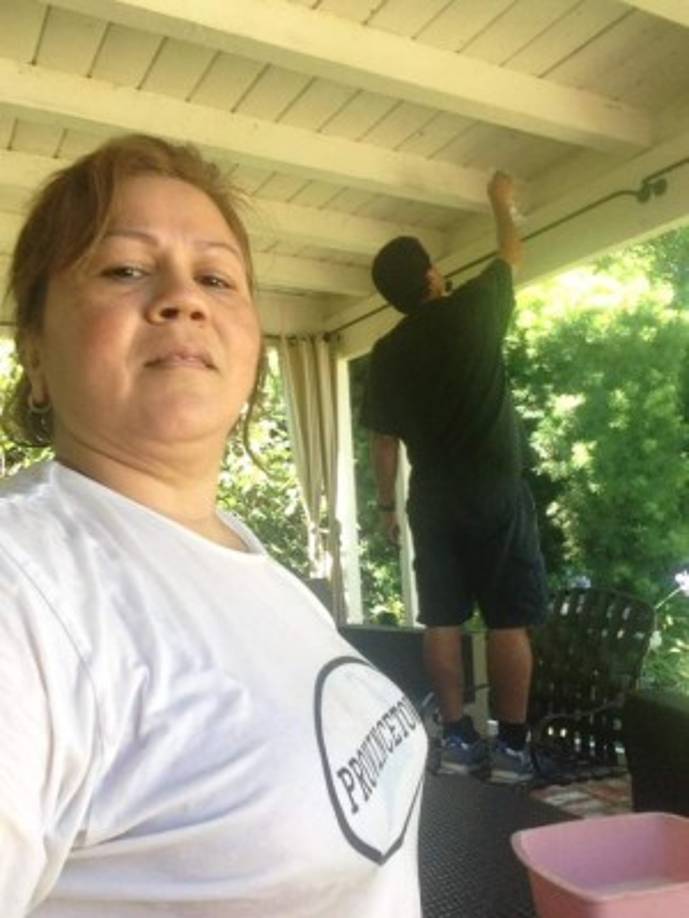 Rosa Martínez muy orgullosa de ser catracha, mandó su foto trabajando desde Los Ángeles.