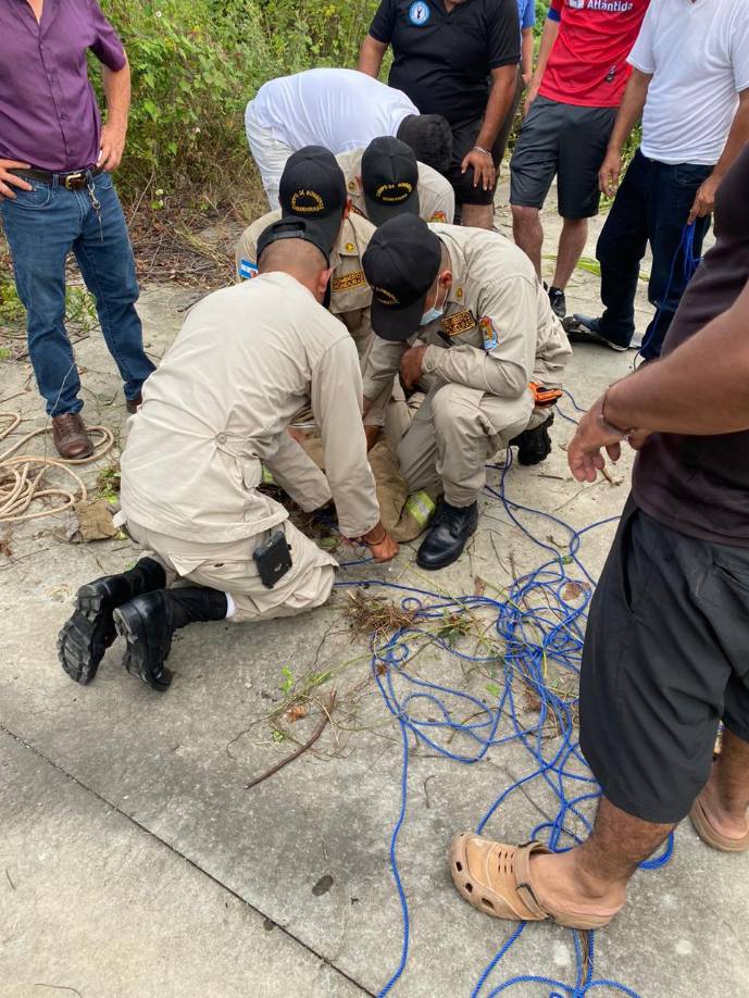 Decenas de habitantes presenciaron la labor de los bomberos.