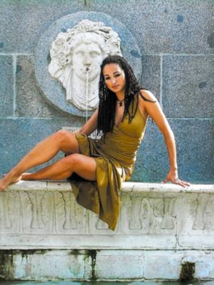 Rosibel Vindel es una presentadora de televisión, locutora de radio, periodista, actriz, esgrimista y maestra hondureña. Nació en Tegucigalpa. En su filmografía destacan películas como: “María querida”, “Sin tetas no hay paraíso”, “Cuenta atrás” y “Arrayán”. 