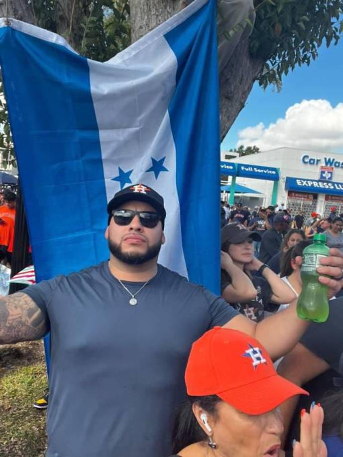 Los hondureños llegaron con la bandera de Honduras y Mauricio Dubón pudo notar la presencia de ellos.