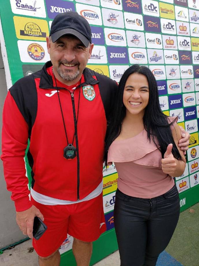 Daisy Andonie se tomó una fotografía con el entrenador Martín ‘Tato‘ García.