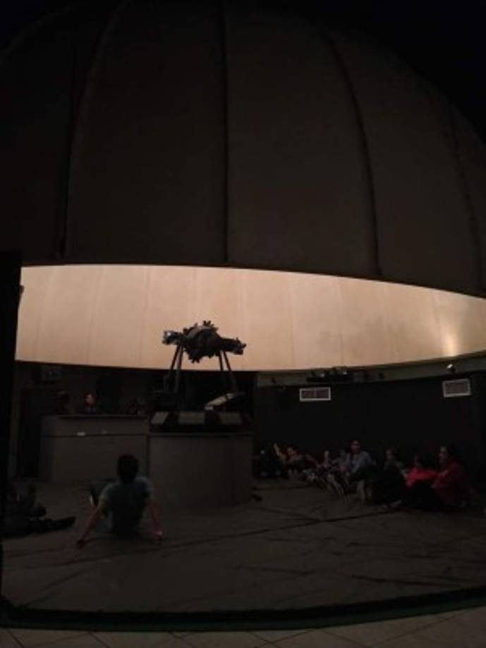 En la sala de exposición del planetario los visitantes se transportan al espacio.