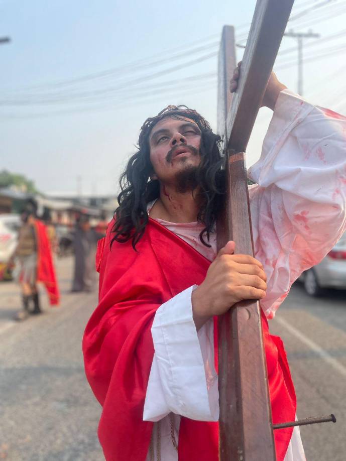Kevin Nahún Morales fue quien personificó a Jesús en el viacrucis de la parroquia San José del barrio Medina.