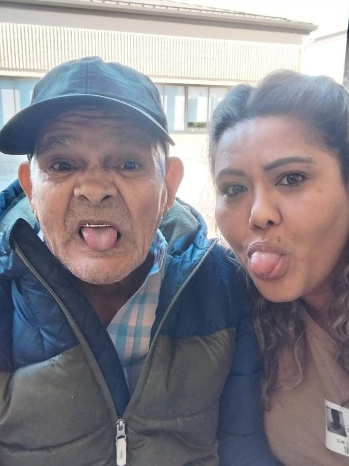 Doris Cruz, quien acá bromea con su padre Luis Cruz, ha confirmado que ya comenzó a realizar los trámites para llevarse a Estados Unidos a la pequeña Fernanda. 