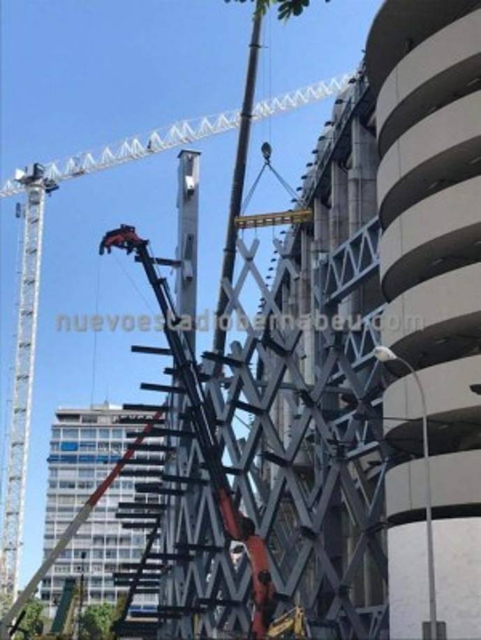 Así se encuentra en estos momentos el exterior del Santiago Bernabéu, casa del Real Madrid.
