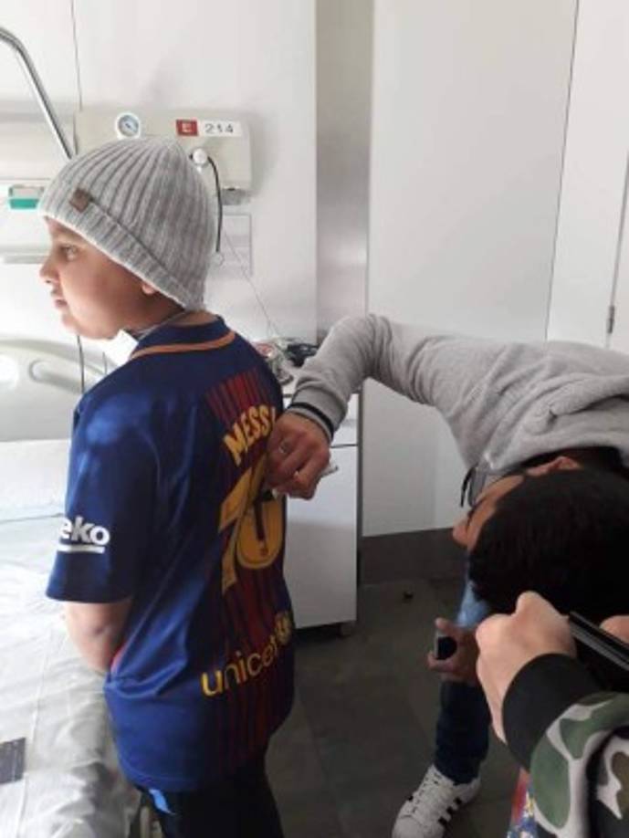 Luis Suárez también le autografió la camiseta a Gustavo.