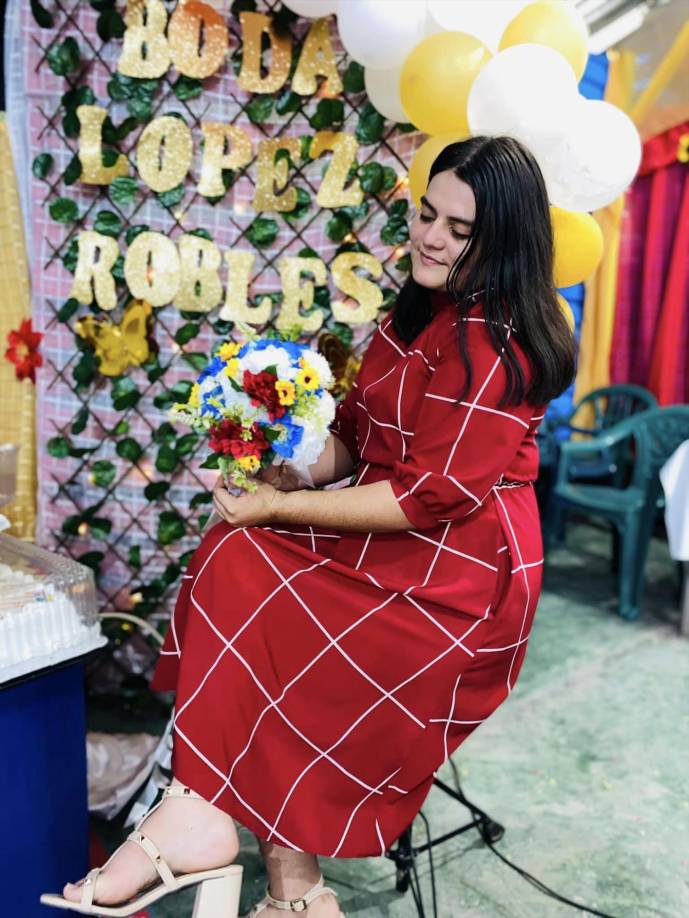 Al parecer, sujetos armados se aproximaron a la joven mientras aguardaba su ingreso al lugar de trabajo, y le infirieron varios impactos de bala.