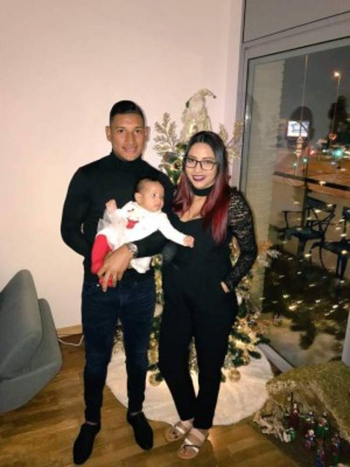 Bryan Acosta con su esposa Mavis Hernandez y su hija Kamille Jaanai.