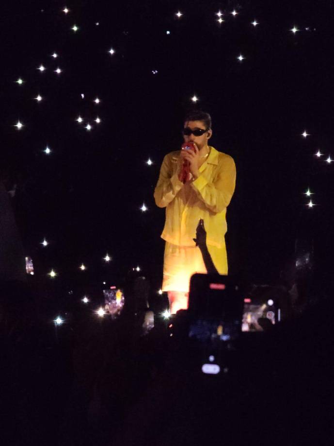 “Esta noche es de ustedes, yo quiero que se la disfruten. Sin ustedes no existiera este concierto... me disculpan, este no es un concierto, esta es una party”, dijo el ‘Conejo Malo’.