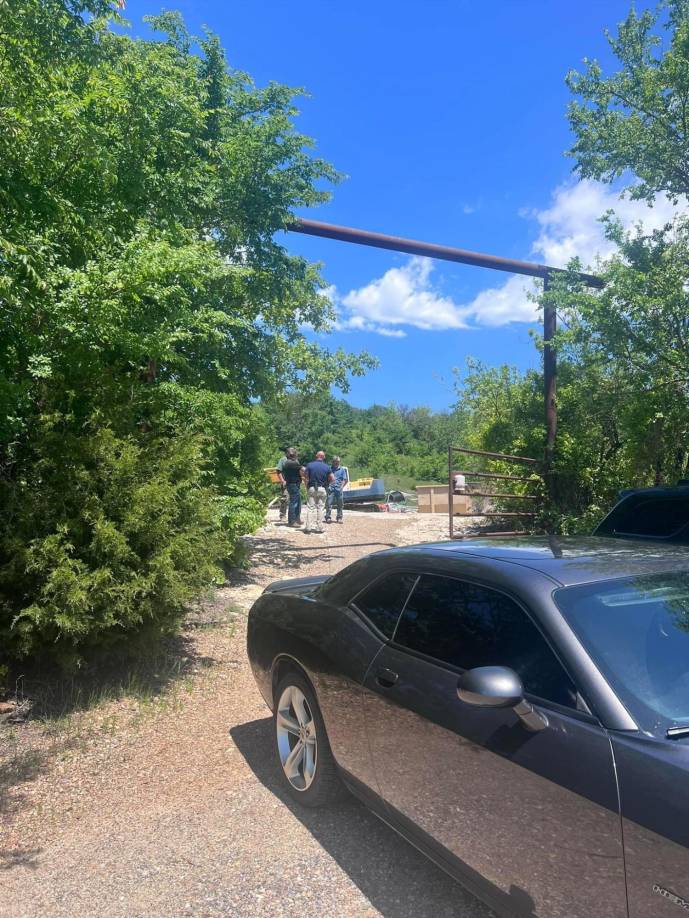 El jefe de policía de Okmulgee, Joe Prentice, dijo que cada una de las víctimas había recibido disparos en la cabeza de una a tres veces con una pistola de 9 mm cuando fueron encontradas el lunes cerca de un arroyo y en una zona boscosa en la zona rural de Oklahoma.