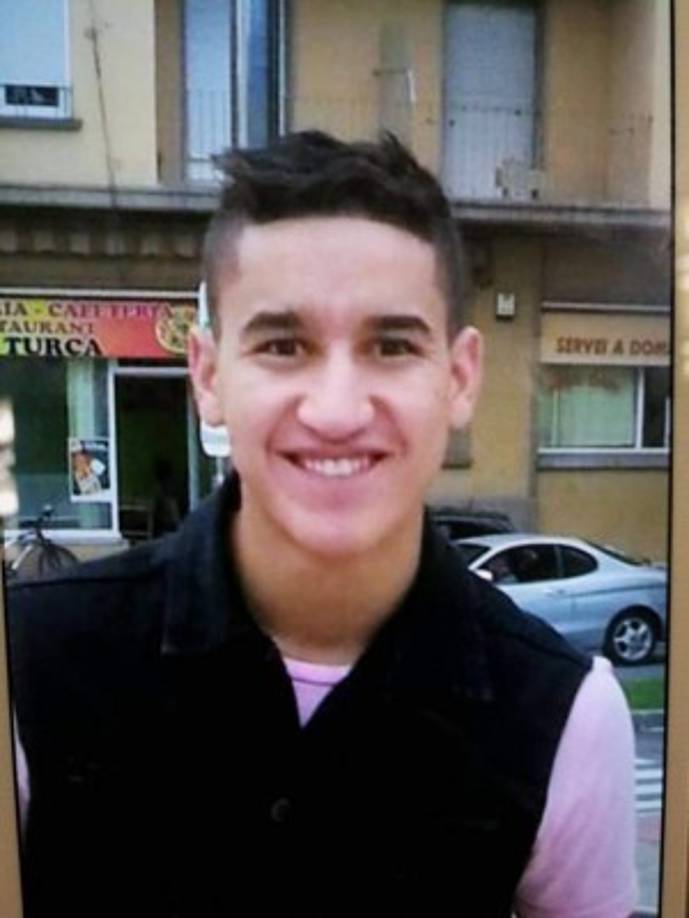 Una de las fotos muestra a Younes Abouyaaqoub, conductor de la camioneta que el 17 de agosto atropelló a una multitud en las Ramblas de Barcelona, la ciudad más turística de España.