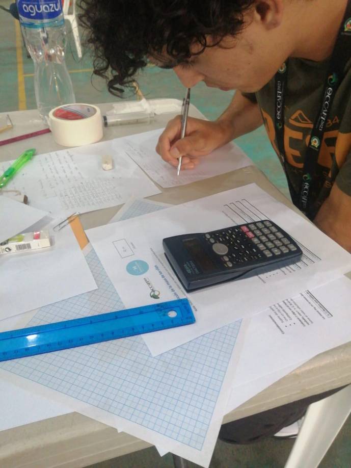 Durante la jornada de Olimpiada, los jóvenes demostaron sus conocimientos en base a dos pruebas; el primer día, la prueba teórica y el segundo día, una prueba experimental.